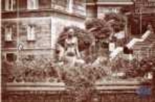 Zielona Góra; ul. Jedności, Pomnik Winiarki