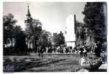 Zielona Góra; Plac Bohaterów, z prawej Pomnik Wdzięczności