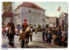 Ziemia Lubuska: Zielona Góra - "Dni Winobrania". Czoło korowodu na tle bocznego skrzydła ratusza