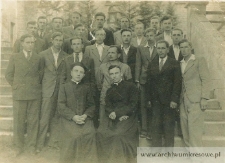 Mężczyźni przed kościołem parafialnym w Kozakach Zazulach - fotografia