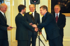 Aleksander Kwaśniewski, Prezydent Rzeczypospolitej Polskiej przekazujący symboliczne pi&oacute;ro prof. dr. hab. Andrzejowi Wiśniewskiemu, rektorowi Wyższej Szkoły Pedagogicznej podczas uroczystości podpisania ustawy o utworzeniu Uniwersytetu Zielonog&oacute;rskiego