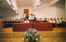 Władze rektorskie Uniwersytetu Zielonogórskiego w ceremonialnych strojach i insygniach władzy swoich poprzednich uczelni: Wyższej Szkoły Pedagogicznej im. Tadeusza Kotarbińskiego i Politechniki Zielonogórskiej