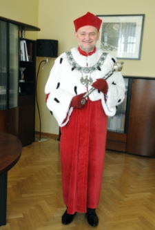 Prof. dr hab. inż. Tadeusz Kuczyński w todze rektorskiej i z insygniami władzy Uniwersytetu Zielonogórskiego [2]