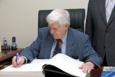 Uroczystość wręczenia tytułu doktora honoris causa Uniwersytetu Zielonog&oacute;rskiego profesorowi Owenowi Gingerichowi (fot. 10)