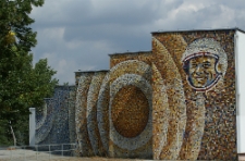 Zabytkowa mozaika na ścianie auli głównej Uniwersytetu Zielonogórskiego