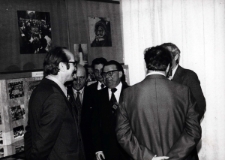 Rektor Wyższej Szkoły Inżynierskiej, prof. Michał Kisielewicz, oprowadza delegację z Witebska po Izbie pamięci Jurija Gagarina (fot. 2)