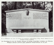 Die den Mittelpunkt einer hinter dem Denkmal sich hinziehenden halbkreisförmigen Anlage bildende Ruhebank mit dem Kolossalkopf Goethes in Hochrelief