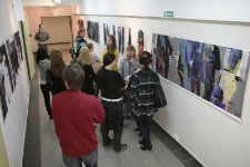 Być człowiekiem, to znaczy udawać człowieka - relacja fotograficzna z wernisażu (fot. 2)