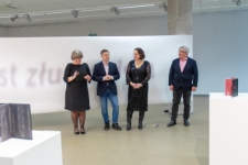 Twardy zapis jest złudzeniem - relacja fotograficzna z wernisażu (fot. 1)